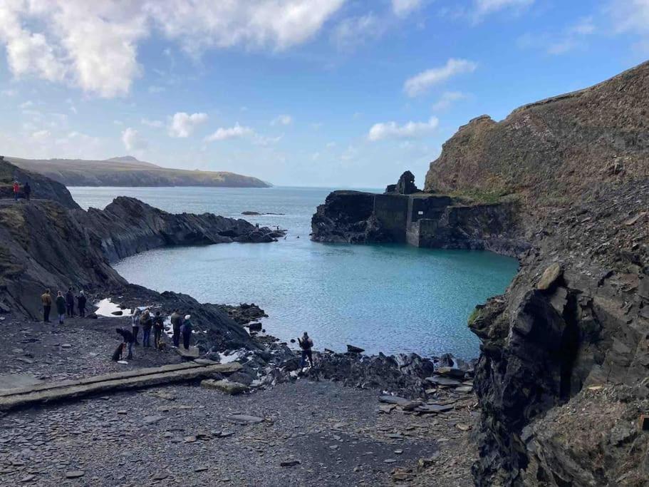 ローアーン Dylan Thomas Sea View Bed & Breakfast エクステリア 写真