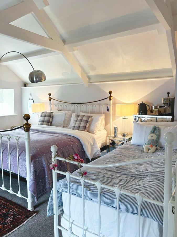 ローアーン Dylan Thomas Sea View Bed & Breakfast エクステリア 写真