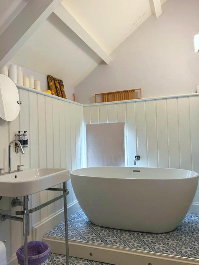 ローアーン Dylan Thomas Sea View Bed & Breakfast エクステリア 写真