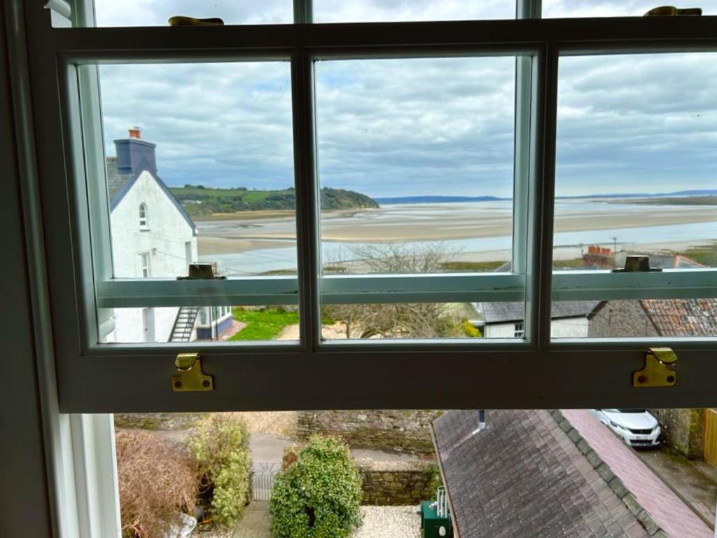ローアーン Dylan Thomas Sea View Bed & Breakfast エクステリア 写真