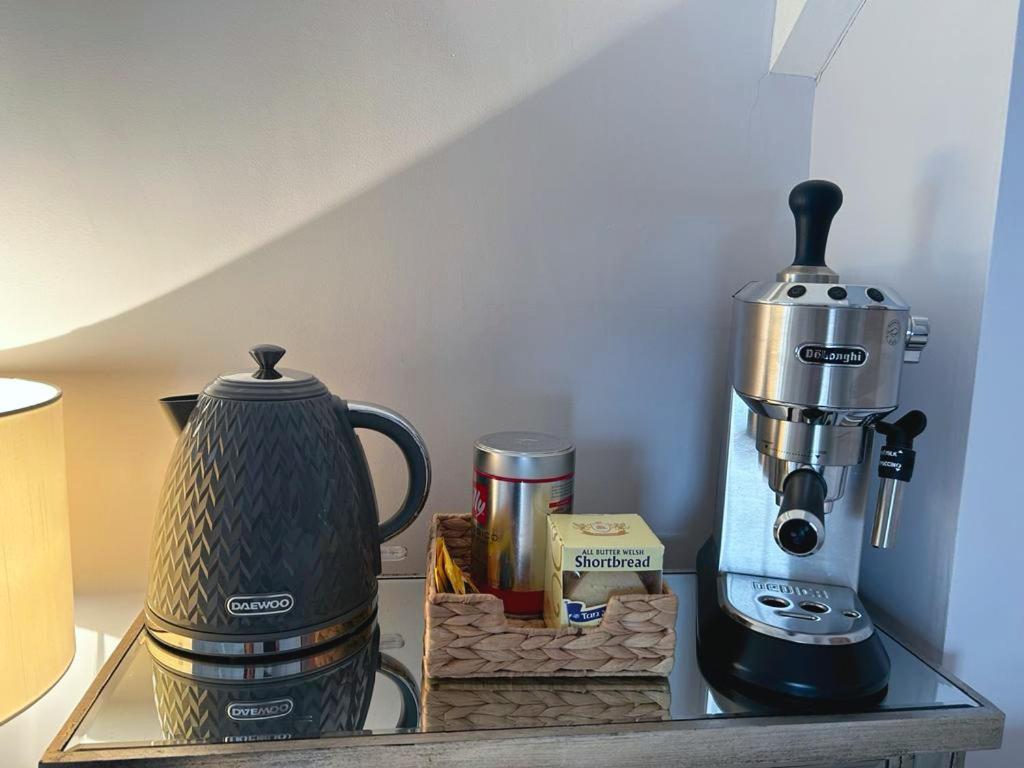 ローアーン Dylan Thomas Sea View Bed & Breakfast エクステリア 写真